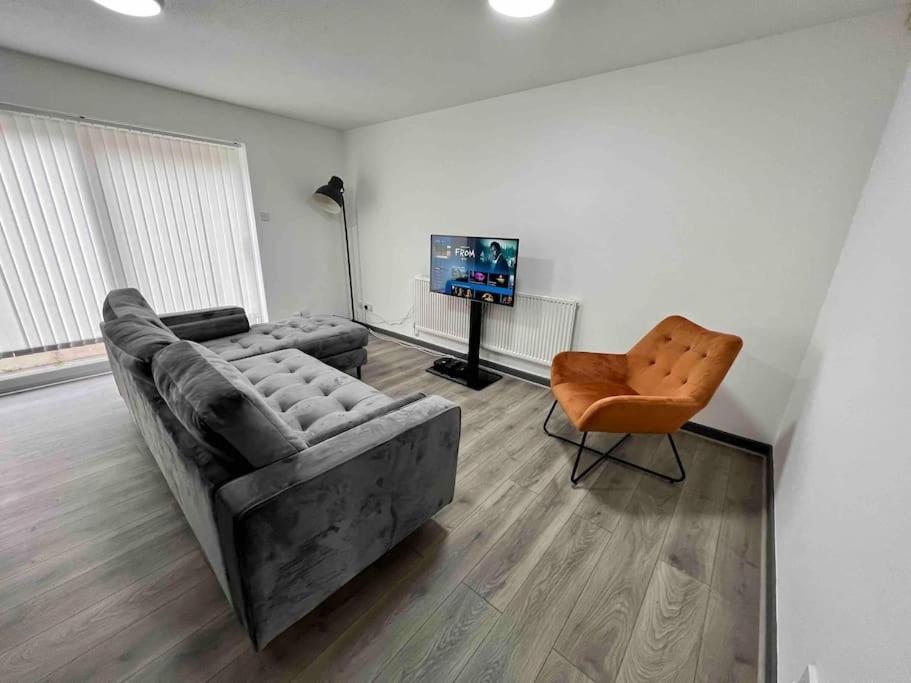 3 Bedroom House With Parking Манчестер Экстерьер фото