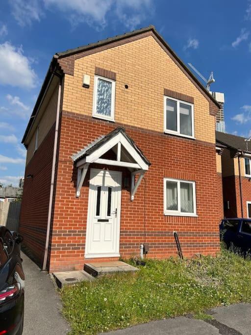 3 Bedroom House With Parking Манчестер Экстерьер фото