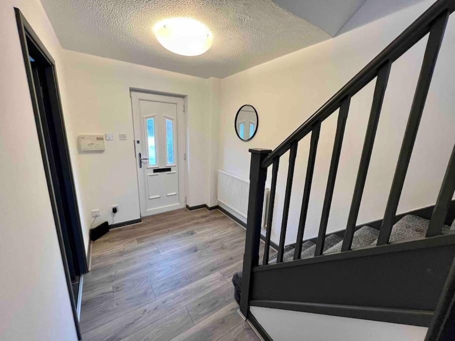 3 Bedroom House With Parking Манчестер Экстерьер фото