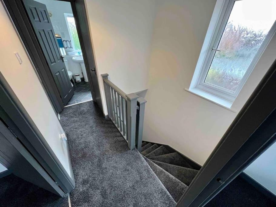 3 Bedroom House With Parking Манчестер Экстерьер фото