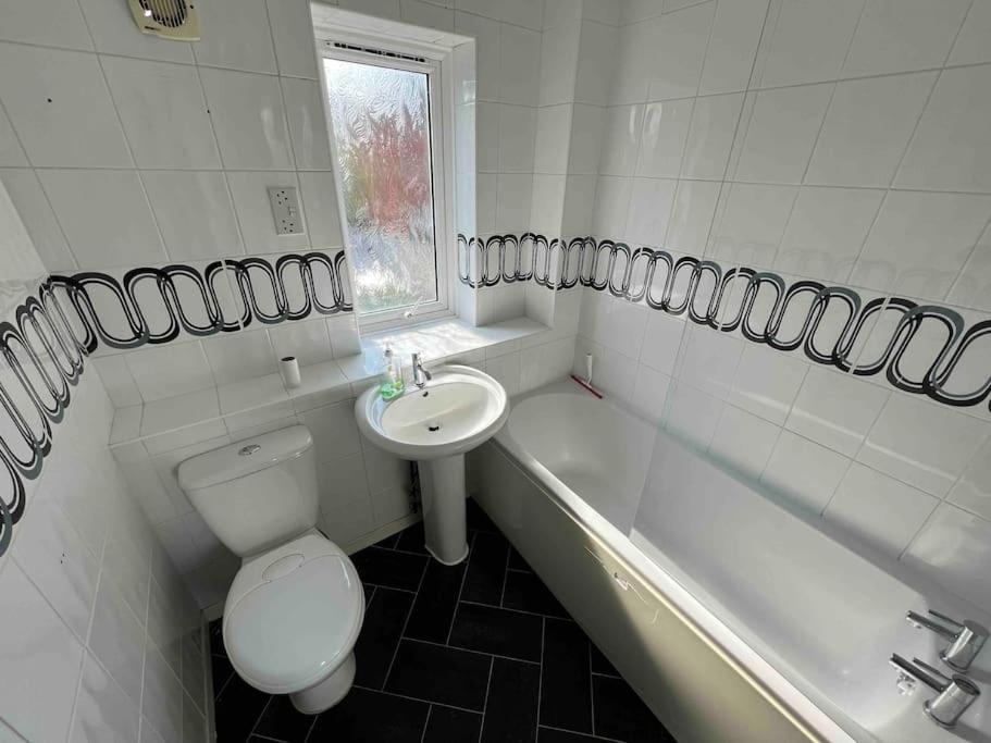 3 Bedroom House With Parking Манчестер Экстерьер фото